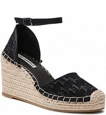 Sandały na koturnie KARL LAGERFELD czarne KL32220 Black Canvas 900