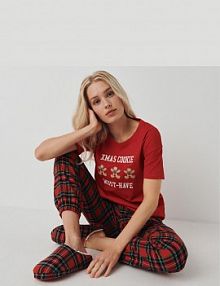 Ciepłe kapcie z motywem świątecznym Reserved czerwone damskie 9473T-33X