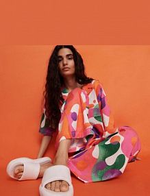 Kapcie na wyższej podeszwie Reserved kremowe damskie 7970O-01X