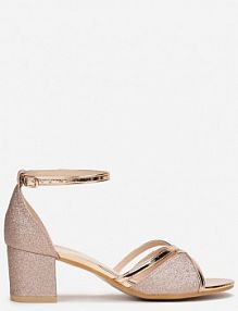 Szampańskie Brokatowe Sandały na Niskim Słupku z Lakierowanymi Paskami Ilenia Renee
