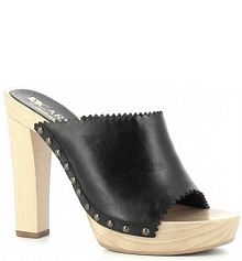 Klapki na słupku Carinii 