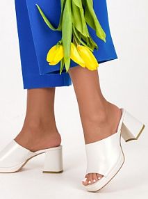 Klapki na słupku Sergio Leone beżowe