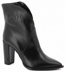 Botki na słupku Carinii czarne