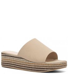 Klapki na koturnie Clara Barson beżowe 