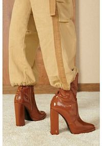 Botki na słupku Carinii brązowe