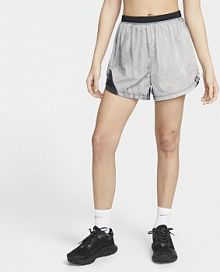 Spodenki do biegania w terenie ze średnim stanem 7,5 cm, wszytą białeizną i kieszeniami Nike Dri-FIT Repel czarne damskie