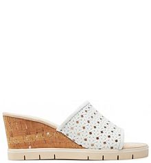 Klapki na koturnie Caprice białe 