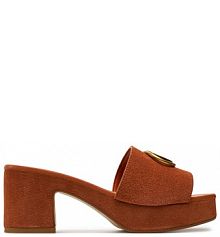 Klapki na słupku Guess brązowe 