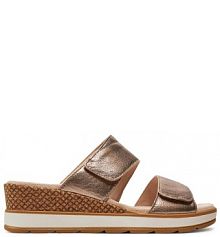 Klapki na koturnie Caprice brązowe 