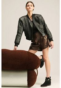 Botki na koturnie Carinii czarne