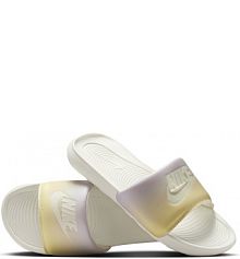 Klapki z nadrukiem Nike Victori One białe damskie