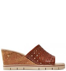 Klapki na koturnie Caprice brązowe 