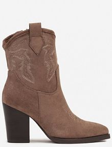 Ciemnobeżowe Botki Kowbojki na Słupku Ozdobione Haftem Riamara ballada damskie