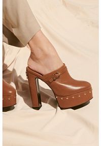 Klapki na słupku Carinii brązowe