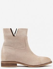 Beżowe Ekozamszowe Botki na Ukrytym Koturnie z Ozdobnym Wycięciem w Cholewce i Metalowym Detalem Fiorinella Renee