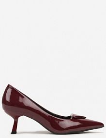 Bordowe Czółenka Lakierowane na Kaczuszce z Trójkątną Ozdobą Omenra vices