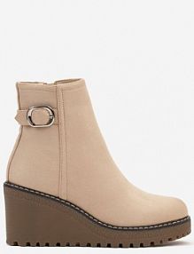 Jasnobeżowe Botki na Koturnie Wykończone Przeszyciami i Ozdobną Klamrą Rilatha Renee