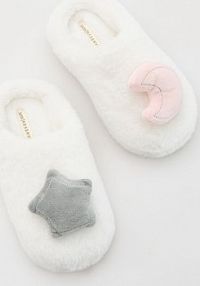 Miękkie kapcie z aplikacją Reserved złamana/biel dziecięce 303CA-01X