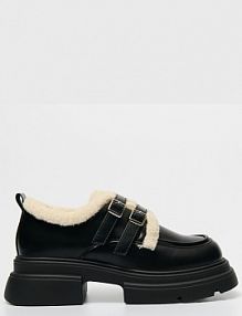 Czarne loafersy z futerkiem i klamerkami House 480BV-99X