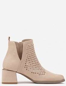 Beżowe Botki Vices z Ekozamszu z Ozdobnymi Wycięciami na Słupku z Metalicznym Detalem Naetha