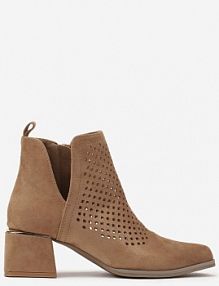Ciemnobeżowe Botki Vices z Ekozamszu z Ozdobnymi Wycięciami na Słupku z Metalicznym Detalem Naetha