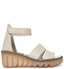 Sandały na koturnie Fly London beżowe 