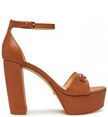 Sandały na słupku Guess brązowe 