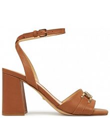 Sandały na słupku Guess brązowe 