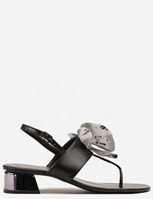 Czarne Sandały w Stylu Japonek Vices na Niskim Słupku z Kwiatowym Zdobieniem Natrina Renee