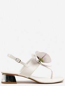 Białe Sandały w Stylu Japonek Vices na Niskim Słupku z Kwiatowym Zdobieniem Natrina Renee