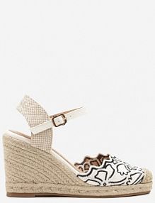 Białe Haftowane Sandały Typu Espadryle Vices na Plecionym Koturnie Seselitia