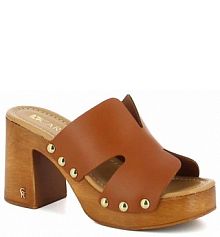 Klapki na słupku Carinii brązowe