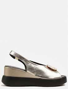 Złote Wsuwane Sandały ze Skóry Naturalnej na Koturnie z Metalową Aplikacją Risspa vices
