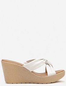 Białe Klapki Vices na Koturnie z Ozdobną Cholewką Idesena damskie