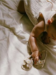 Sandały z imitacji skóry Reserved złamana/biel dziecięce 096EE-01X