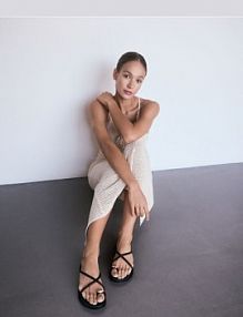 Klapki z ozdobnym detalem Reserved czarne damskie 339CR-99X