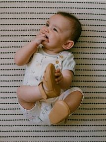 Sandały z imitacji skóry Reserved beżowe dziecięce 532ED-80X