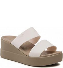 Sandały na koturnie Crocs beżowe 